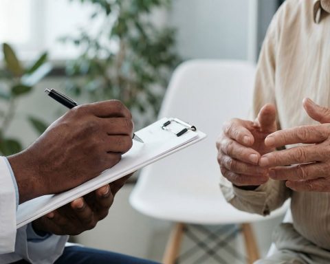 Arts bespreekt vergoeding behandeling met patiënt in spreekkamer