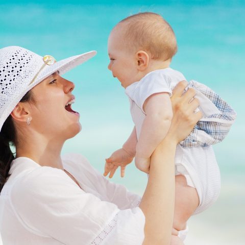 Baby met rode bultjes in de nek als gevolg van zweetuitslag